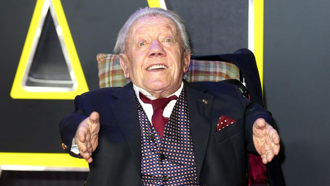 Kenny Baker, pengisi suara R2-D2 meninggal dalam tidur dengan tenang pada Sabtu (13/8) pagi, menurut keterangan keluarga.