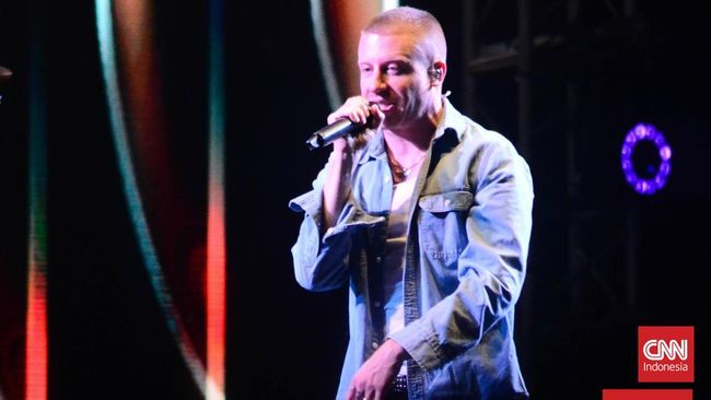 Vokalis Macklemore & Ryan Lewis, Ben Haggerty, saat menyapa pengunjung We The Fest 2016. Saat tampil Ben sering menyampaikan prolog canda sebelum membawakan lagu.