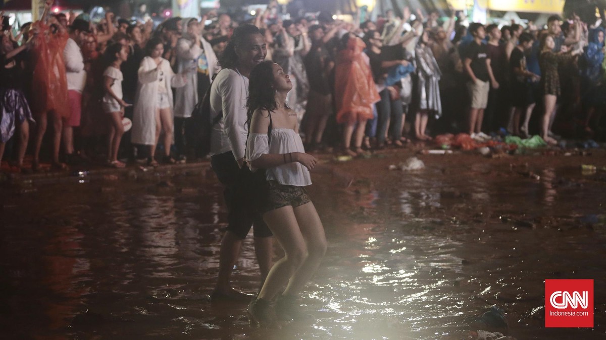 Pesta We The Fest 2016 di Bawah Hujan