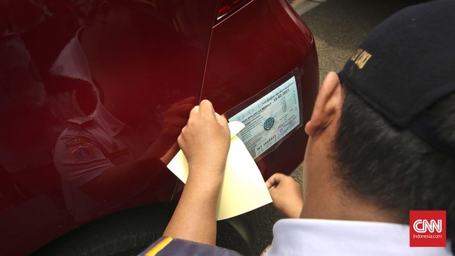 Polres Pelabuhan Tanjung Priok membongkar sindikat pemalsuan buku Kartu Uji Berkala (KIR) untuk angkutan barang dan bus yang melibatkan oknum dinas perhubungan.