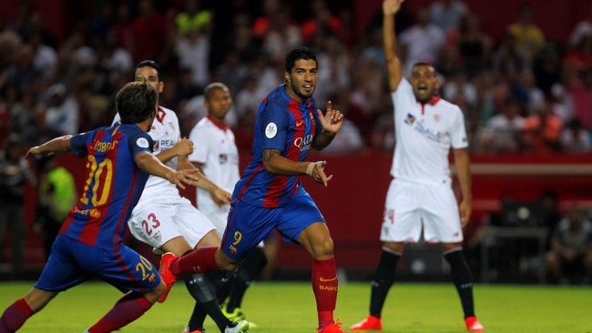 Luis Suarez dan Munir El Haddadi menjadi pahlawan Barcelona lewat dua golnya ke gawang Sevilla untuk memenangkan leg pertama Piala Super Spanyol.