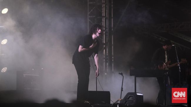 Selama tampil, The 1975, jarang sekali menyapa dan berinteraksi dengan penonton. Ketika menyapa pun ia hanya berkata-kata dengan singkat.
