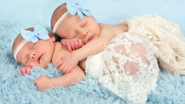 30 Pasang Nama Bayi Kembar Perempuan Islami, Serasi dan Cantik Bun!