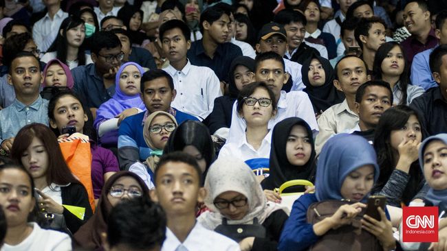 Lapangan Kerja Menyempit, 1,8 Juta Lulusan SMA Tak Kuliah Kementerian PMK menyebutkan 1,8 juta lulusan SMA memilih bekerja dan tak melanjutkan kuliah. Sementara peluang kerja bagi lulusan SMA menyempit.