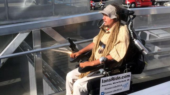 Dengan kursi roda elektrik, Ian MacKay berkeliling dunia untuk menebar kepedulian soal pentingnya memiliki jalur khusus penyandang disabilitas.