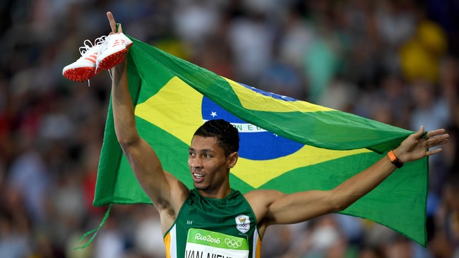 Wayde van Niekerk melintasi garis finis memegang kepala, seolah tak percaya pencapaiannya sendiri: memecahkan rekor dunia yang telah bertahan 17 tahun.