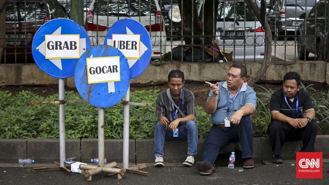 Pengamat transportasi mengkritisi dukungan Presiden Jokowi terhadap layanan transportasi daring. Menurutnya pemerintah harusnya memperbaiki transportasi publik.