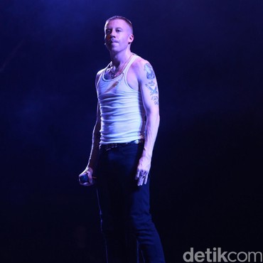 Lirik Lagu Hind's Hall - Macklemore