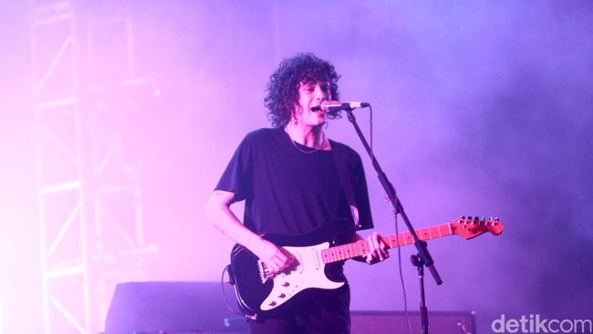 Lirik Lagu Im in Love With You - The 1975