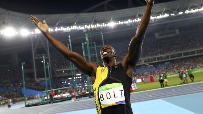 Selama berlari, Usain Bolt mempersilakan James Corden dan Owen Wilson mengenakan medali emas yang telah diraihnya.