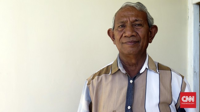 Simao ialah Komandan Milisi Sakunar. Pejuang prointegrasi yang diburu PBB. Namun dia bebas merdeka di Indonesia, dengan rumah menghadap samudra lepas.