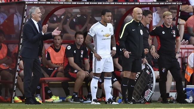 Mempgis Depay merasa tak pernah mendapat kepercayaan dari Jose Mourinho. Hingga paruh musim 2016/2017, Depay hanya bermain empat kali untuk The Red Devils.