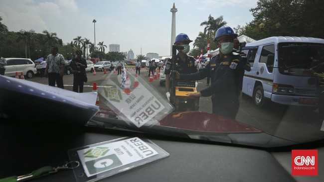 Pengemudi transportasi online mendesak pemerintah Jawa Barat mencabut larangan beroperasi di wilayahnya.