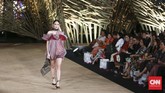 Indonesia dalam 'Kenduri' Edward Hutabarat Edward Hutabarat menggelar pameran multikreatif yang menggabungkan fashion show, instalasi seni, pameran kuliner serta pertunjukan musik.
