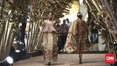 Indonesia dalam 'Kenduri' Edward Hutabarat Edward Hutabarat menggelar pameran multikreatif yang menggabungkan fashion show, instalasi seni, pameran kuliner serta pertunjukan musik.