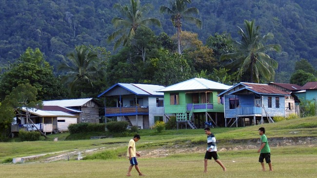 Tak banyak jalan menuju Krayan. Jalur termudah dicapai dari Malaysia. Barang pun dari Malaysia. Di tengah derita, 17-an di sana digelar sebulan penuh.