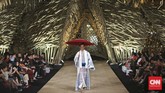 Indonesia dalam 'Kenduri' Edward Hutabarat Edward Hutabarat menggelar pameran multikreatif yang menggabungkan fashion show, instalasi seni, pameran kuliner serta pertunjukan musik.