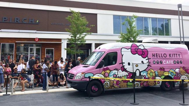 Sejak pagi sampai sore, antrean terus mengular di depan food truck Hello Kitty. Para pengantre cilik pun menangis sejadi-jadinya.