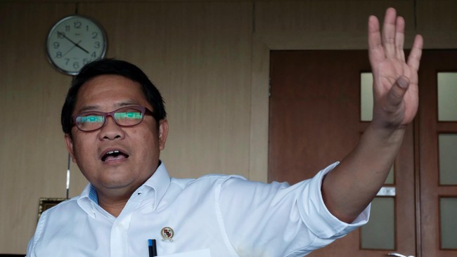Menkominfo Rudiantara tengah mengatur waktu untuk mengundang petinggi Google Indonesia duduk bersama agar mau membayar pajak.