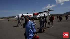 Penumpang Wings Air menuju ruang kedatangan usai mendarat di Bandar Udara Bere Tallo, Atambua, NTT. CNN Indonesia/Safir Makki