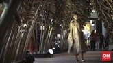 Indonesia dalam 'Kenduri' Edward Hutabarat Edward Hutabarat menggelar pameran multikreatif yang menggabungkan fashion show, instalasi seni, pameran kuliner serta pertunjukan musik.