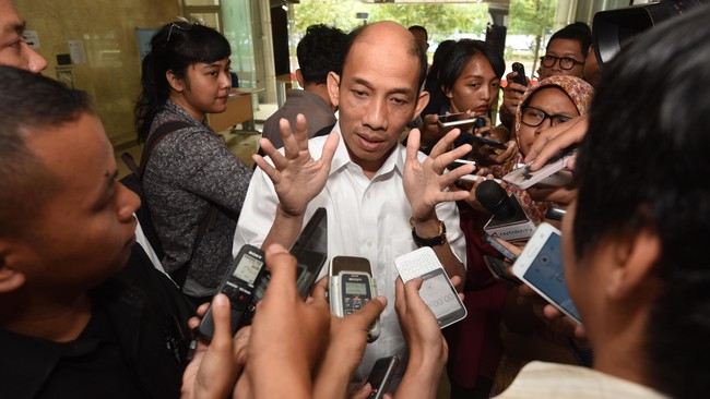Kebijakan yang dikeluarkan mantan Menteri ESDM Arcandra Tahar diminta untuk dievaluasi terkait dengan persoalan legalitas.