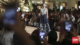 Indonesia dalam 'Kenduri' Edward Hutabarat Edward Hutabarat menggelar pameran multikreatif yang menggabungkan fashion show, instalasi seni, pameran kuliner serta pertunjukan musik.