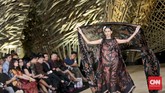 Indonesia dalam 'Kenduri' Edward Hutabarat Edward Hutabarat menggelar pameran multikreatif yang menggabungkan fashion show, instalasi seni, pameran kuliner serta pertunjukan musik.