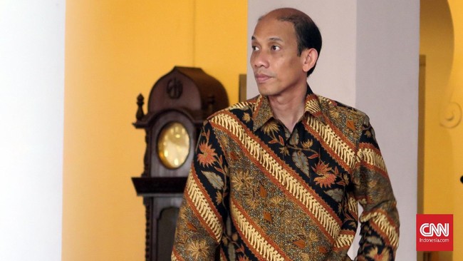 Arcandra Tahar menurut Hikmahanto Juwana, saat ini tak memiliki kewarganegaraan. Status warga negara AS hilang saat ia dilantik menjadi Menteri ESDM.
