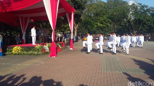 Akun YouTube resmi Presiden Jokowi sejak jam 8 pagi menyiarkan langsung dua video berjudul Kirab Monas dan Kirab Istana dalam format 360 derajat.