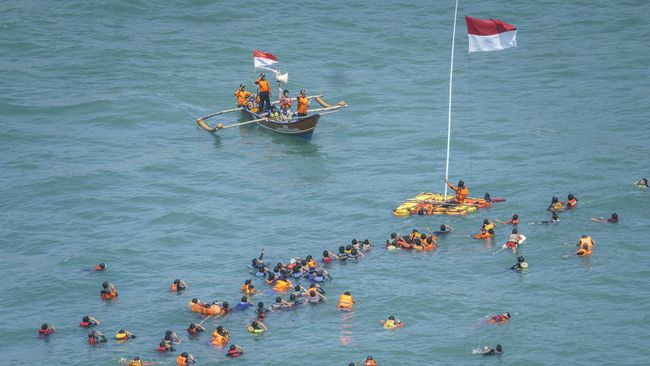 Wisatawan yang berkunjung ke kawasan pantai diharapkan tidak menyentuh dengan hewan yang menyerupai gelembung berwarna biru transparan