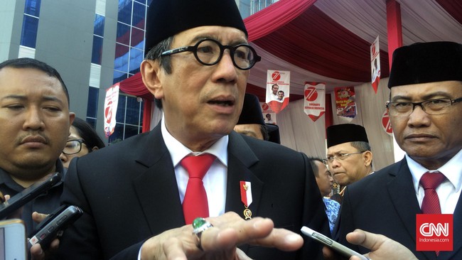 Menteri Hukum Yasonna Laoly menantang siapapun untuk membuktikan kebenaran kabar jumlah tenaga kerja asing yang mencapai 10 juta orang.
