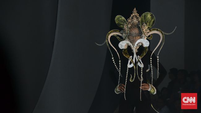 Indonesia Raya di Panggung Mode Surakarta Merayakan Hari Kemerdekaan Indonesia ke-71 sekaligus ulang tahun ke-50, PT Sritex menggelar fashion show akbar yang menampilkan koleksi empat desainer.