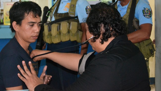 Menlu RI mengonfirmasi bebasnya dua WNI yang menjadi sandera Abu Sayyaf dan menyatakan kedua WNI itu akan dipulangkan usai melakukan pemeriksaan kesahatan.