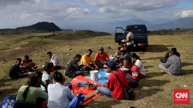Ada atau tidaknya festival, kota Atambua yang dikelilingi perbukitan hijau memang sangat layak untuk dikunjungi wisatawan.