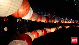 Pendar Lampion Merah Putih di Taman Kota Solo