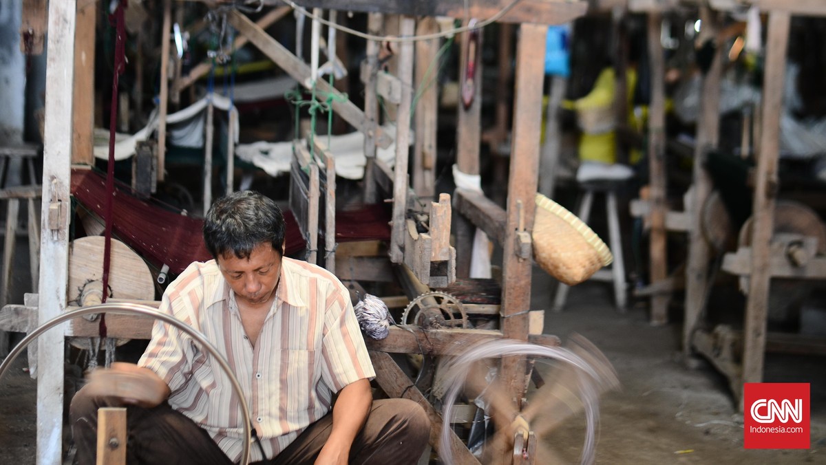 Menilik Proses Pembuatan Sarung Tradisional di Kota Batik