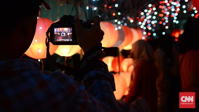 Pendar Lampion Merah Putih di Taman Kota Solo