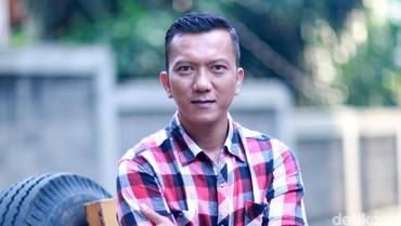 img-title Teuku Rifnu Wikana Perankan Asmuni dalam Film 'Srimulat: Hil yang Mustahal'