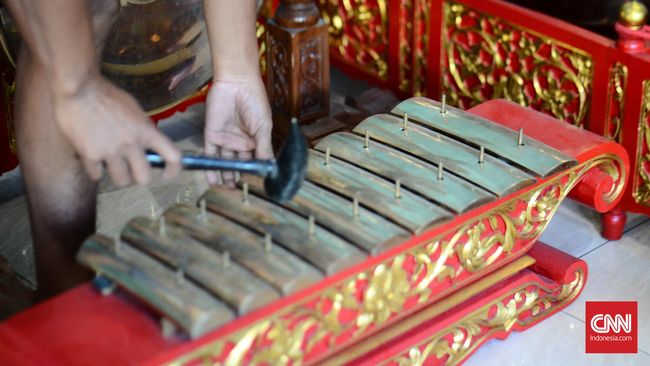 Indonesia kaya akan alat musik tradisional yang dimiliki oleh berbagai daerah. Berikut pengertian, fungsi, dan contohnya.