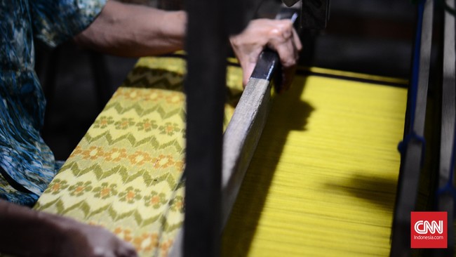 Menilik Proses Pembuatan Sarung Tradisional di Kota Batik