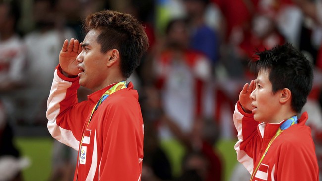 Presiden dan Wakil Presiden Indonesia menyambut gembira satu emas yang disumbangkan oleh Tontowi Ahmad/Liliyana Natsir.