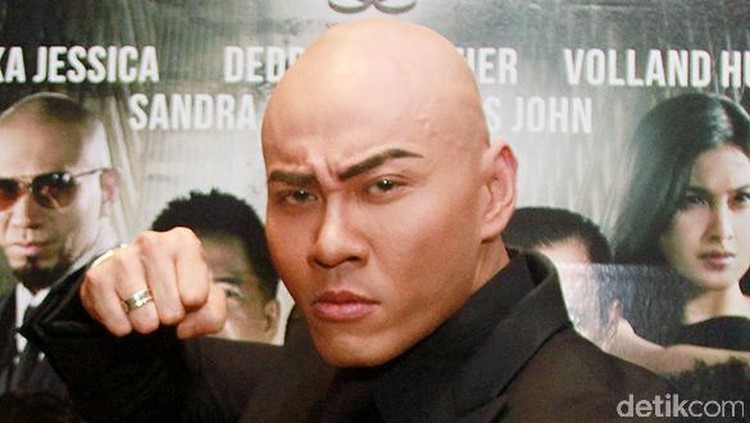 Kalina Oktarani awalnya tak ingin mengumumkan pernikahan ketiganya. Namun semua jadi terbongkar karena Deddy Corbuzier. Wah gimana ceritanya ya?