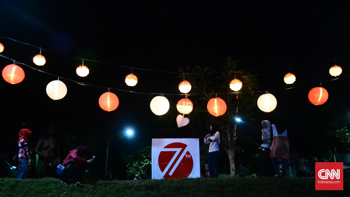 Pendar Lampion Merah Putih di Taman Kota Solo