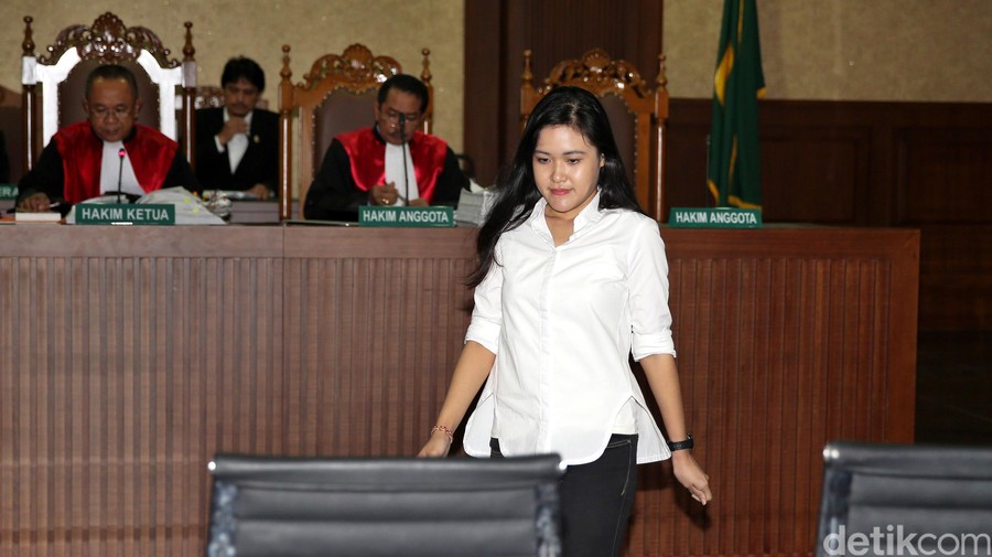 Psikiater Forensik RSCM dr Natalia Widiasih Raharjanti bersaksi di Pengadilan Negeri Jakarta Pusat&comma; Kamis &lpar;18&sol;8&sol;2016&rpar;&period; Psikiater tersebut bersaksi untuk kasus pembunuhan Wayan Mirna Salihin dengan terdakwa Jessica Wongso&period;