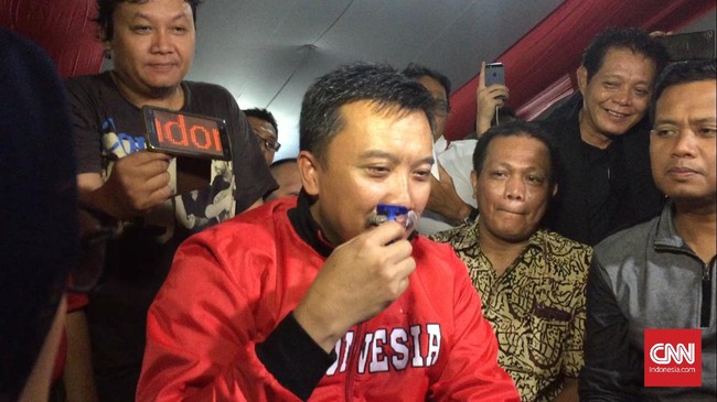 Menpora Imam Nahrawi menepati janjinya mencukur rambut dan kumisnya setelah Indonesia memastikan medali emas Olimpiade dari Tontowi/Liliyana.