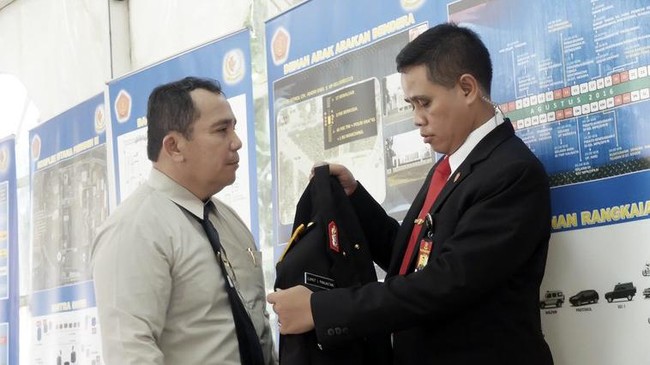Luhut datang ke Istana dengan atribut lengkap, seragam polisi berbintang satu dan baret Brimob warna biru. Kini bintangnya yang cuma satu itu dicabut.