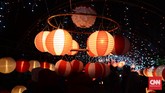 Pendar Lampion Merah Putih di Taman Kota Solo Kota Solo punya cara unik merayakan 71 tahun Indonesia merdeka, melalui festival lampion yang berlokasi di Taman Cerdas, Jebres.