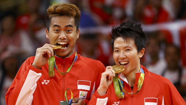 Kilau pasangan emas Indonesia, Tontowi Ahmad/Liliyana Natsir, belum meredup. Kini mereka terpilih mewakili pemuda untuk membacakan teks Sumpah Pemuda.