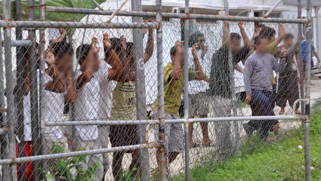 Setelah menuai berbagai kontroversi, Australia dan Papua Nugini (PNG) akhirnya sepakat untuk menutup kamp pencari suaka di Pulau Manus.